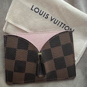 LOUIS VUITTON, Caissa card holder in damier ebene rose ballerine.
